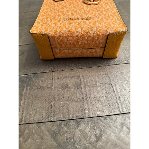 NWT Michael Kors Mercer XS Honeycomb Gold Signature PVC Shopper XBody - Picture 9 of 10